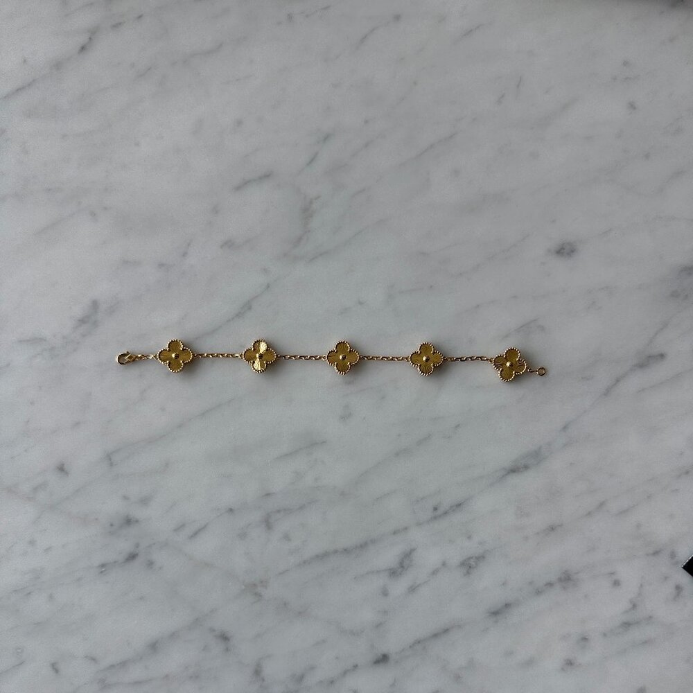 NEW GOLD CLOVER BRACELET